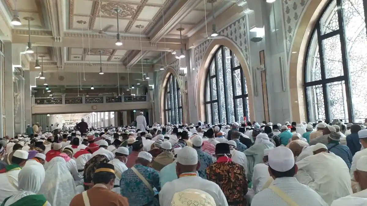 Dua Jam Jelang Shalat Jumat, Pintu Masjidil Haram Ditutup Petugas