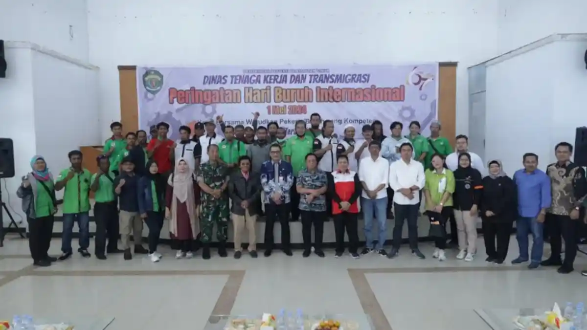 Peringati Hari Buruh, BPJS Ketenagakerjaan Bagikan Sembako kepada Pekerja di Kalimantan