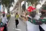 VIRAL-Pemotor-Arogan-Buang-Surat-Tilang-Sebut-Punya-Beking-di-Polda-Berani-Lawan-Polisi-dan-TNI.jpg
