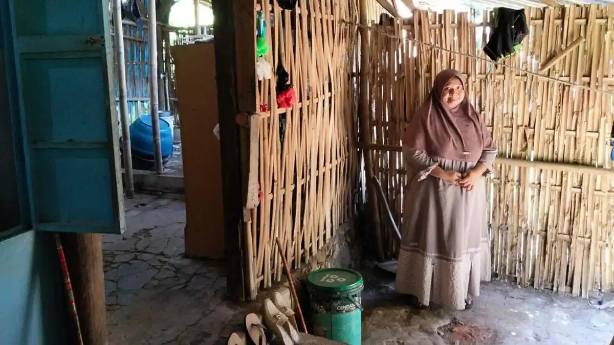 Penantian 15 Tahun Kasiyati, Rumah Anyaman Bambu di Cirebon Kini Masuk ...