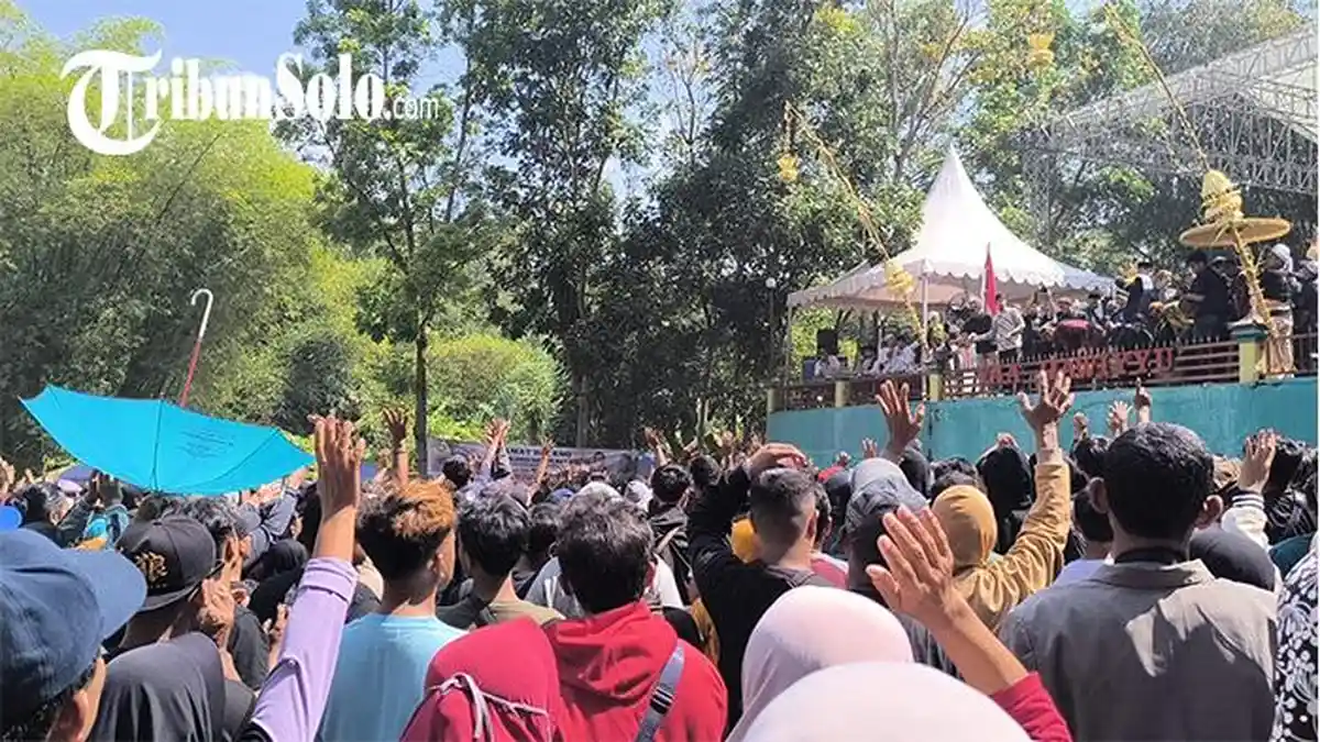 Dukung Tradisi Sebaran Apem di Jatinom Klaten, Bupati Hamenang Ingatkan Rawat Tradisi