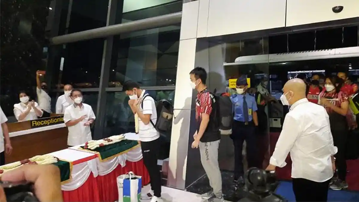 Kalungkan Bunga Sendiri, Tim All England Indonesia Jalani Tes Kesehatan Setibanya di Bandara Soetta