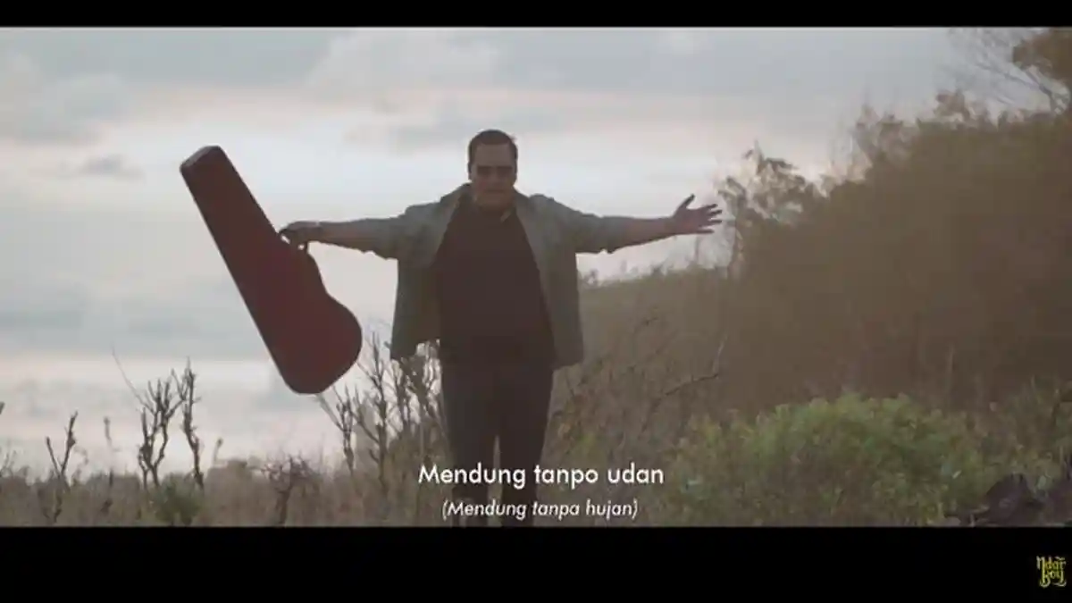 Translate Lirik Lagu Mendung Tanpo Udon oleh Ndarboy Genk, Pertemuan dan Perpisahan Tinggal Kenangan