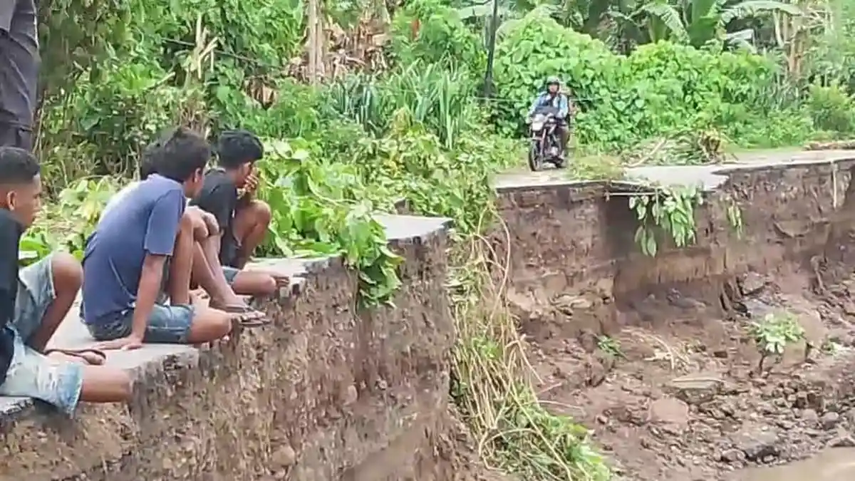 Jalan Provinsi di Utara Flores Ambruk, Dinas PU Ende Penanganan Darurat 