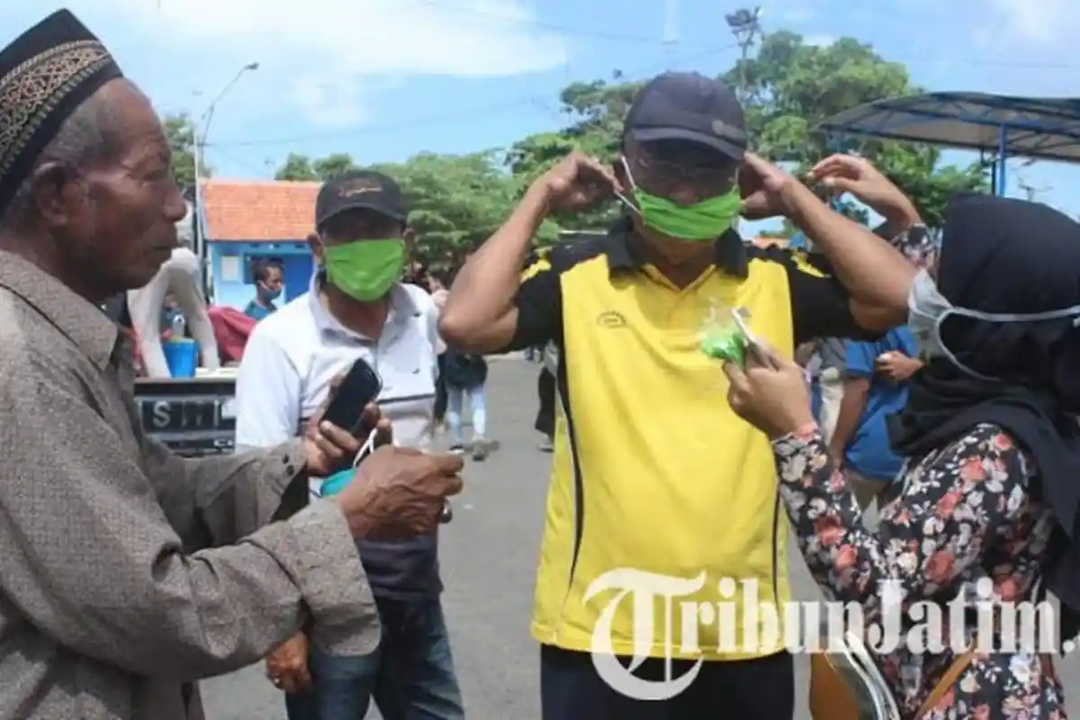 Aliansi Mahasiswa Sampang Bagi 1000 Masker Gratis ke Warga, Turun Tangan Putus Rantai Sebaran Corona