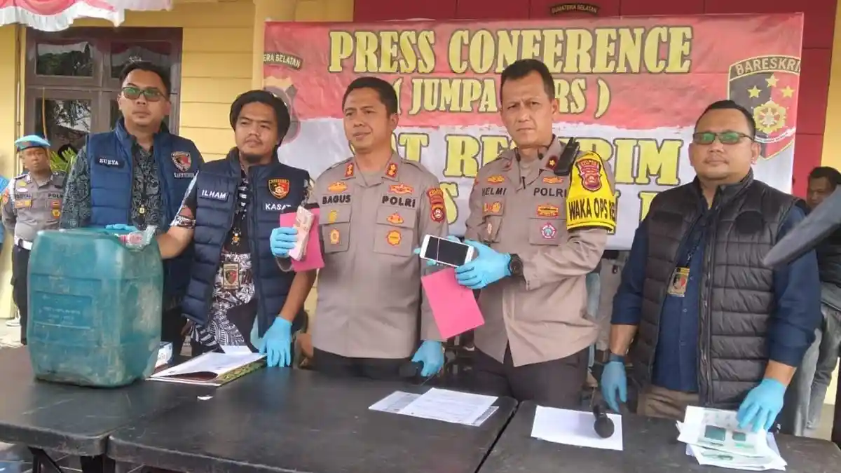 'Duet' Penimbun BBM dan Operator SPBU di Ogan Ilir, Pakai Mobil Agya Dimodifikasi Saat Bertransaksi