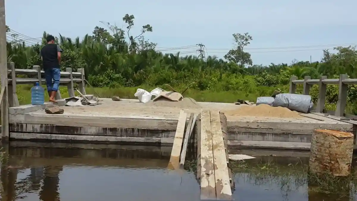 Tak Kunjung Selesai, Warga Pertanyakan Pembangunan Jembatan Tembilok