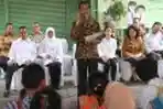 Jokowi Bagikan Kartu Sakti