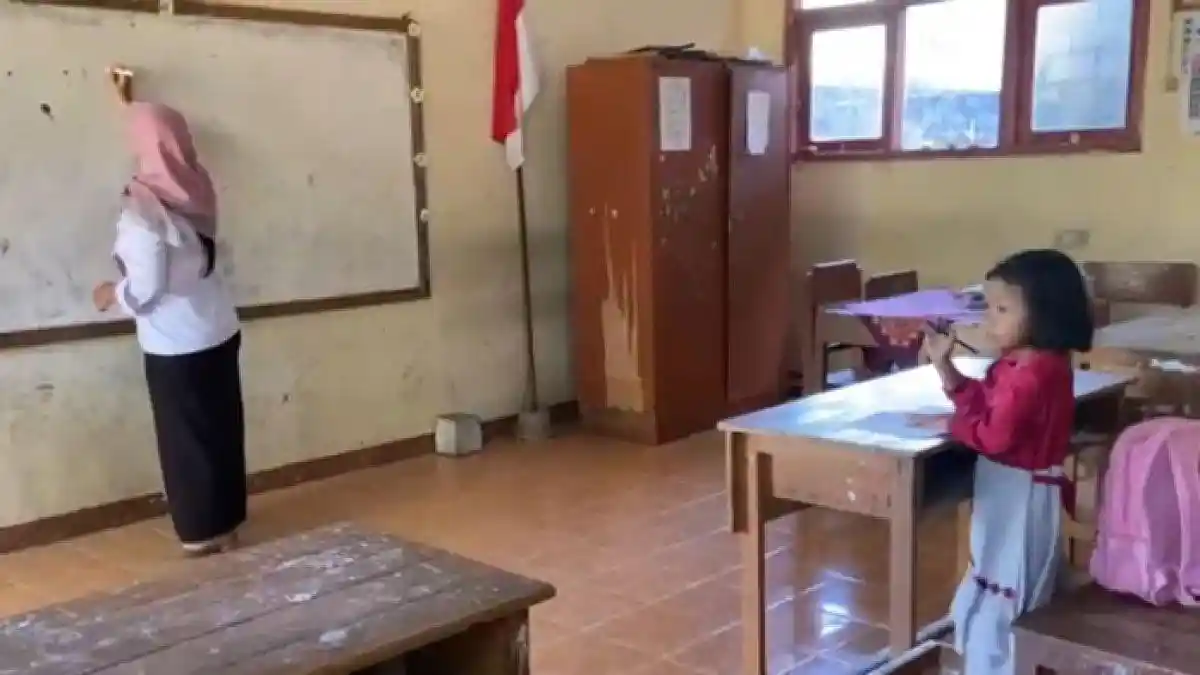 VIRAL Gadis Cilik Ponorogo Jadi Satu-satunya Murid Baru SD, Sendirian di Kelas, Belajar Bak Privat