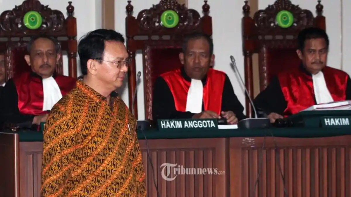 Merinding Doa 'Empat Kata' Pendeta Kristen Untuk Hakim yang Akan Vonis Ahok Hari Ini