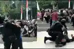 video-polisi-banting-mahasiswa-saat-demo-viral.jpg
