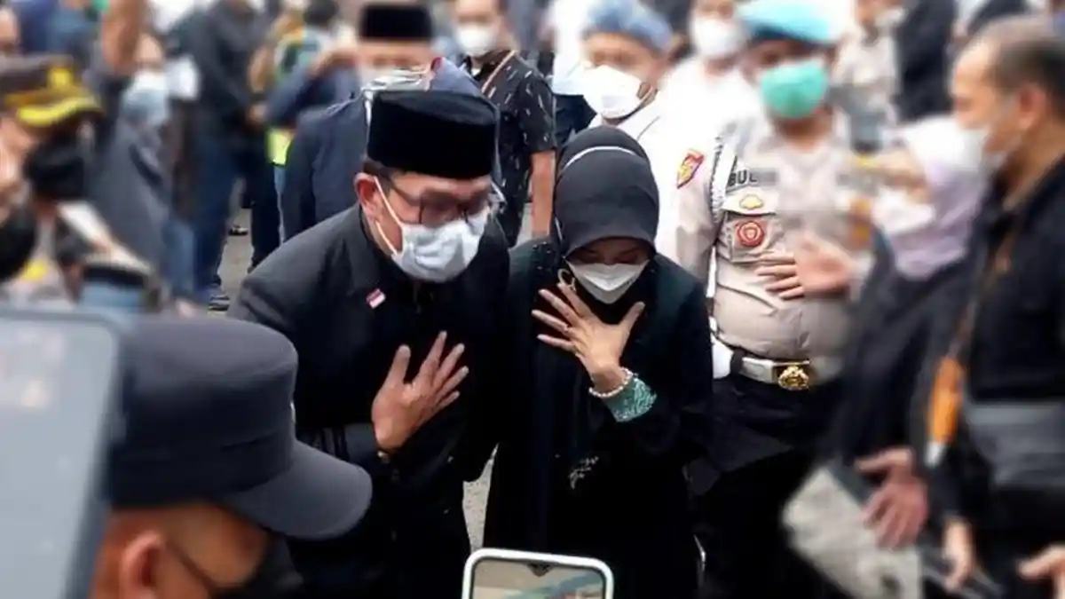 Momen Ridwan Kamil & Atalia Antar Jenazah Anak: Tahli Menggema dan Spanduk 'Selamat Jalan Aa Eril'