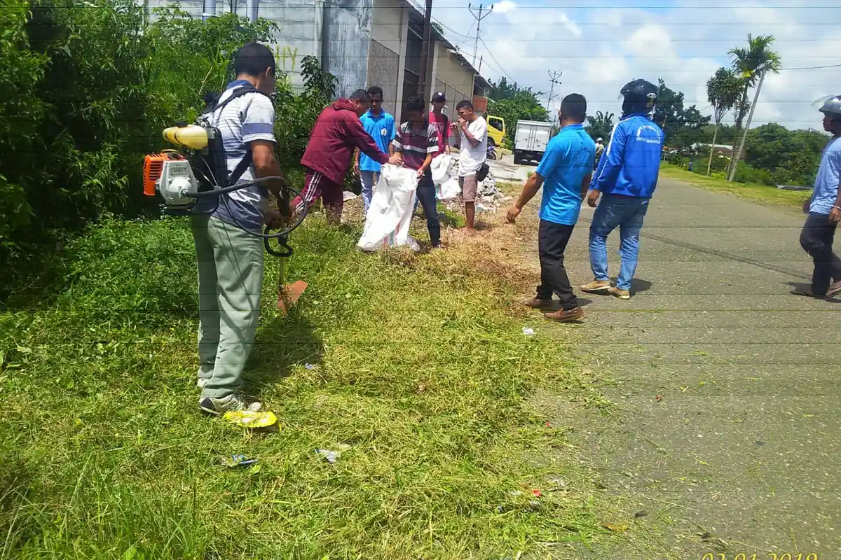 Saat Turun ke Jalan, Mahasiswa STKIP Ruteng Pegang Sapu dan Parang serta mesin potong rumput.