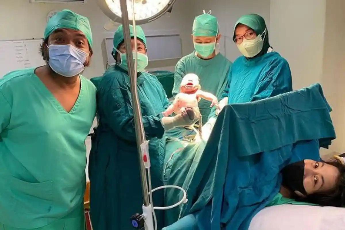 Istri Kedua Melahirkan, Intip Akurnya Erix Soekamti dengan Dua Istrinya: Alhamdullilah Puji Tuhan