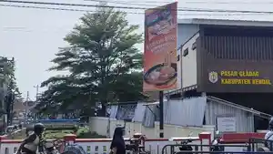 20251031-_-Tiang-Reklame-di-Atas-Sungai-Aji-Kaliwungu-Kendal.jpg