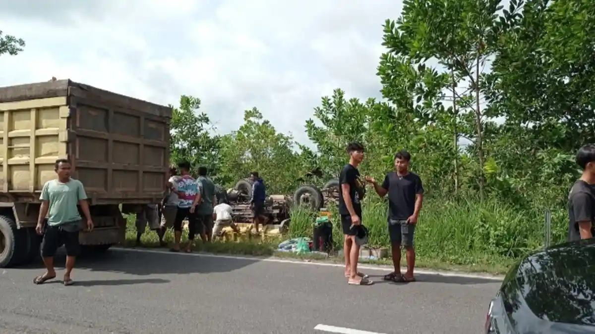 Dump Truk Bermuatan Kelapa Sawit Terguling di pinggir Jalan Mahir Mahar km 8 Palangkaraya