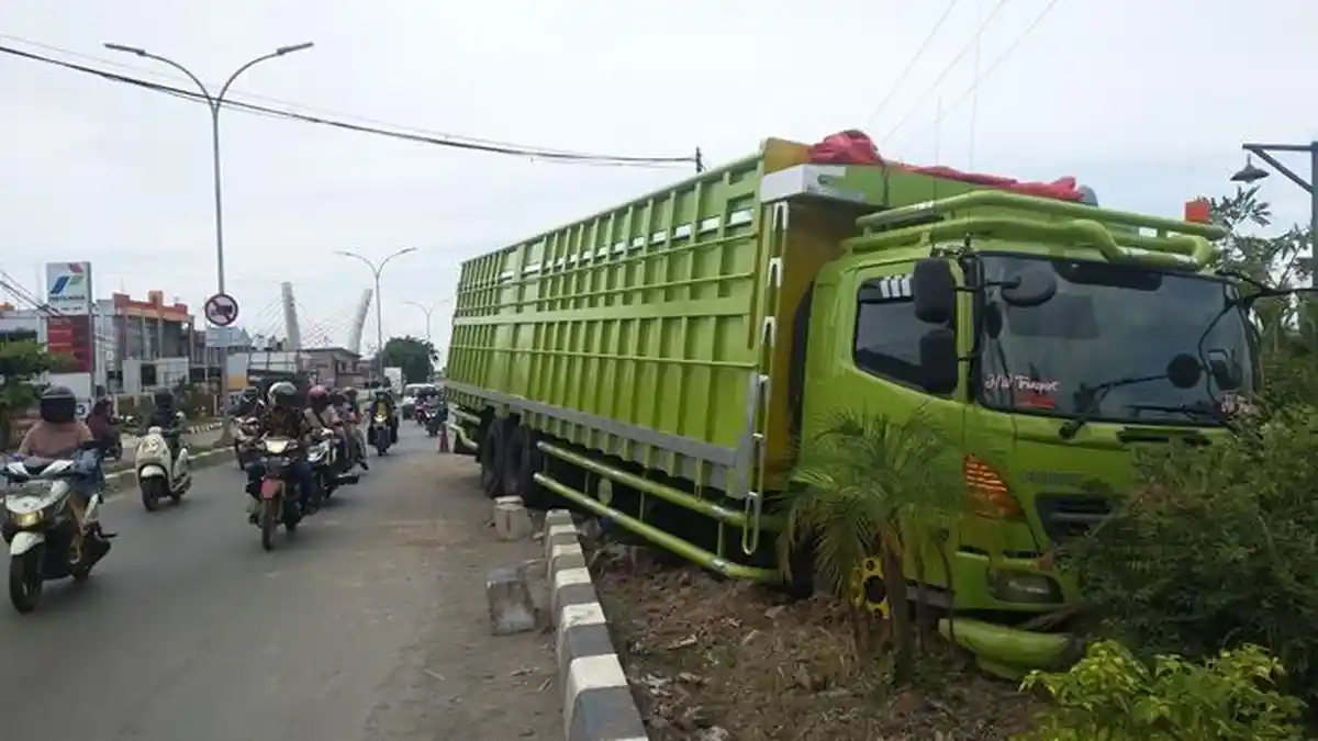 Pecah Ban, Truk Tronton Tabrak Trotoar di Jalan Trans Kalimantan Batola