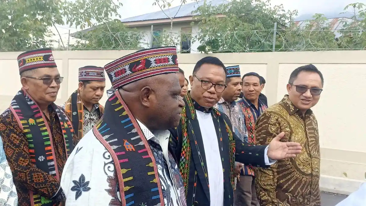 Menteri HAM Natalius Pigai Disambut Ritus Torok Kapu, Tuak  dan Ayam Jantan Putih di Unika Ruteng