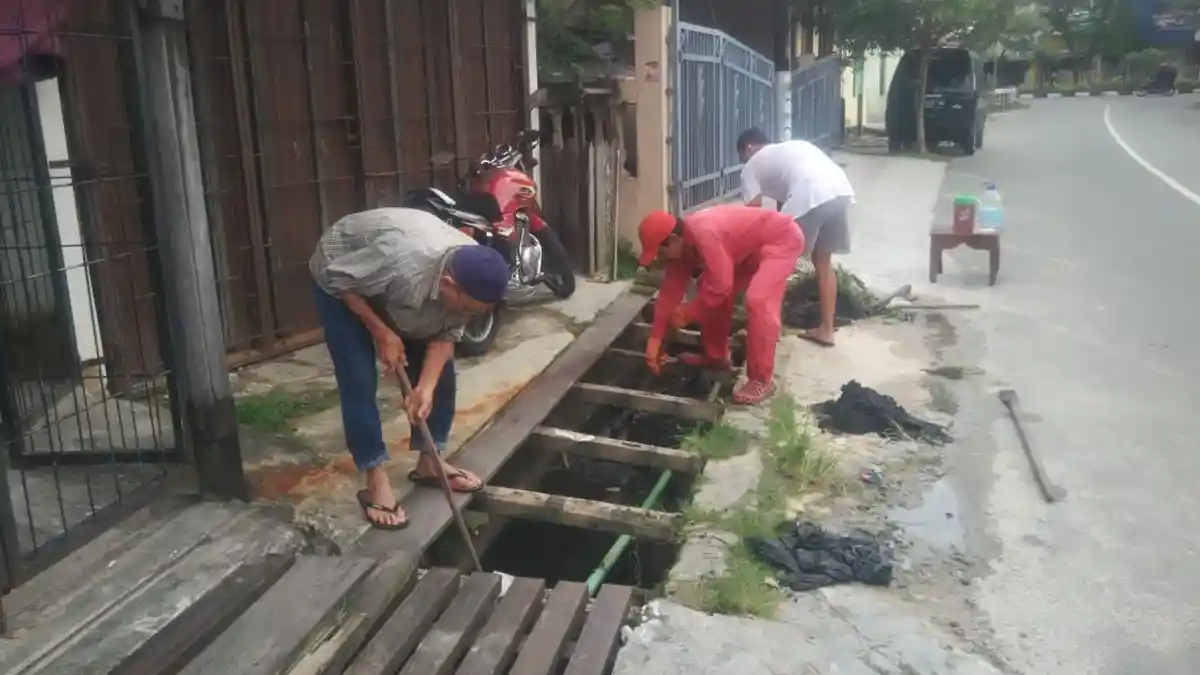 Tim Gaban Turun Bersihkan Parit dan Salurah Air di Lima Kelurahan ...