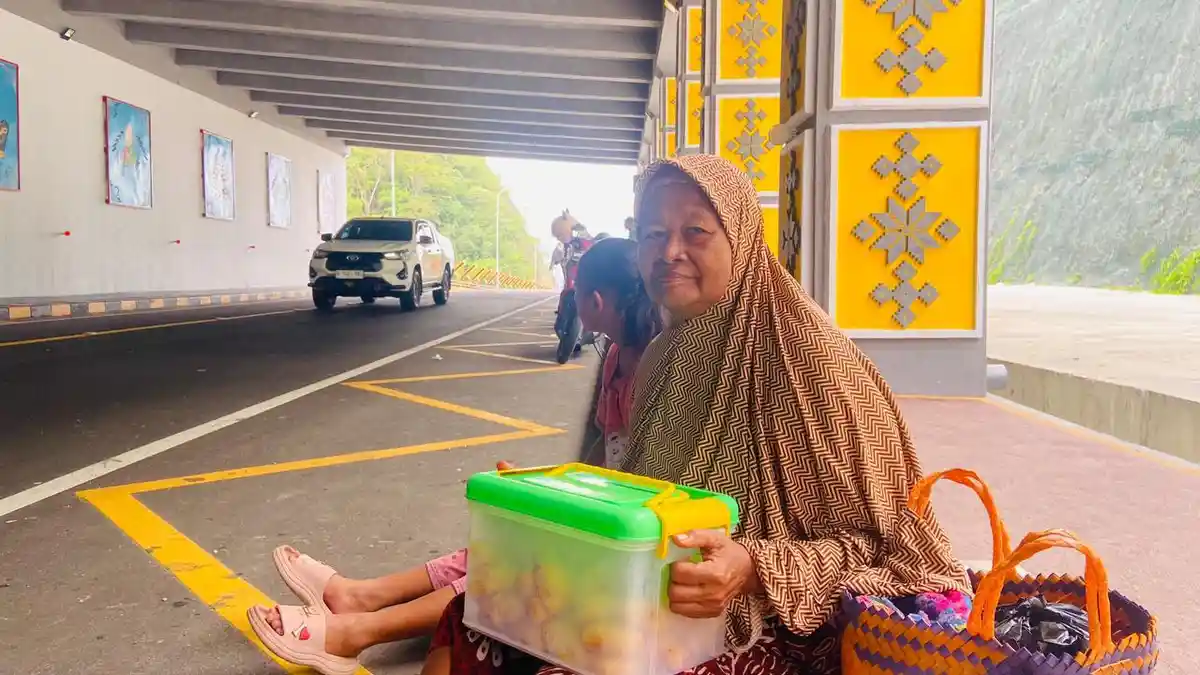 Cerita Sartin Tanani, Wanita Paruh Baya Jualan Sabongi di Jalan GORR Gorontalo