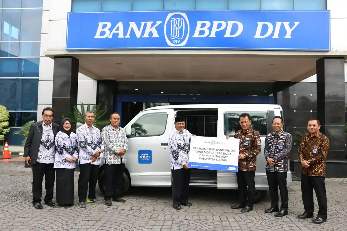 Bank BPD DIY Serahkan Bantuan 1 Unit Mobil Operasional PGRI Sleman melalui Program CSR