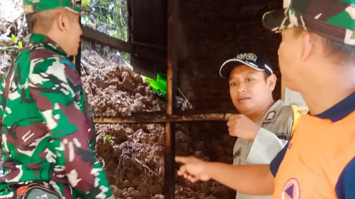 Rumah Seorang Kakek di Munjungan Trenggalek Hancur Tertimpa Longsor