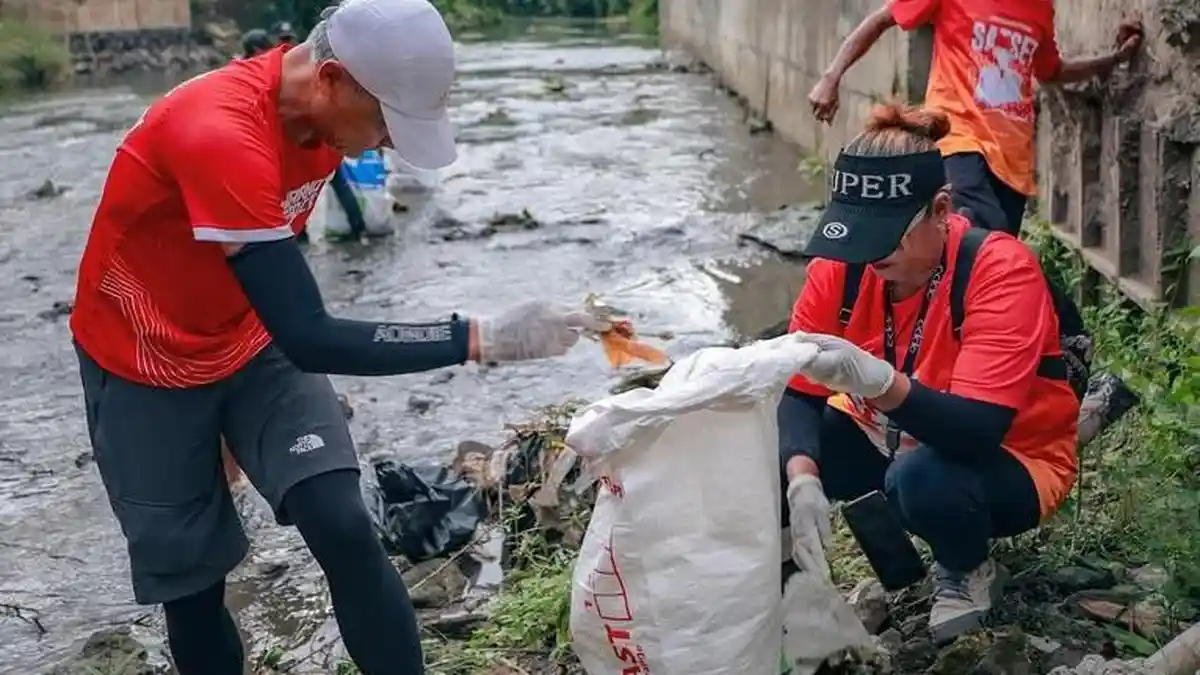 Aksi Ganjar Pranowo Mantan Gubernur Jawa Tengah Bersihkan Sampah di Kali Code Yogyakarta