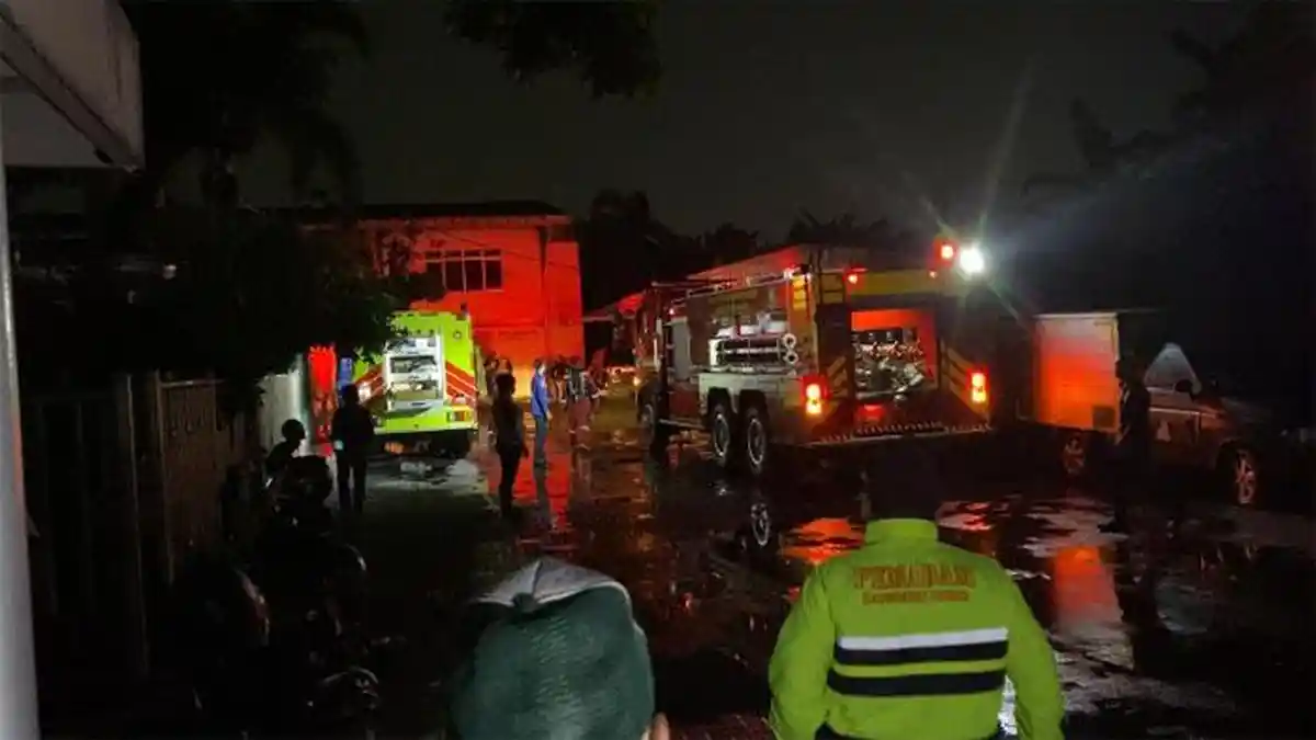 Diduga Akibat Sambaran Petir, Pabrik Kancing di Cibinong Bogor Terbakar, 4 Unit Damkar Dikerahkan
