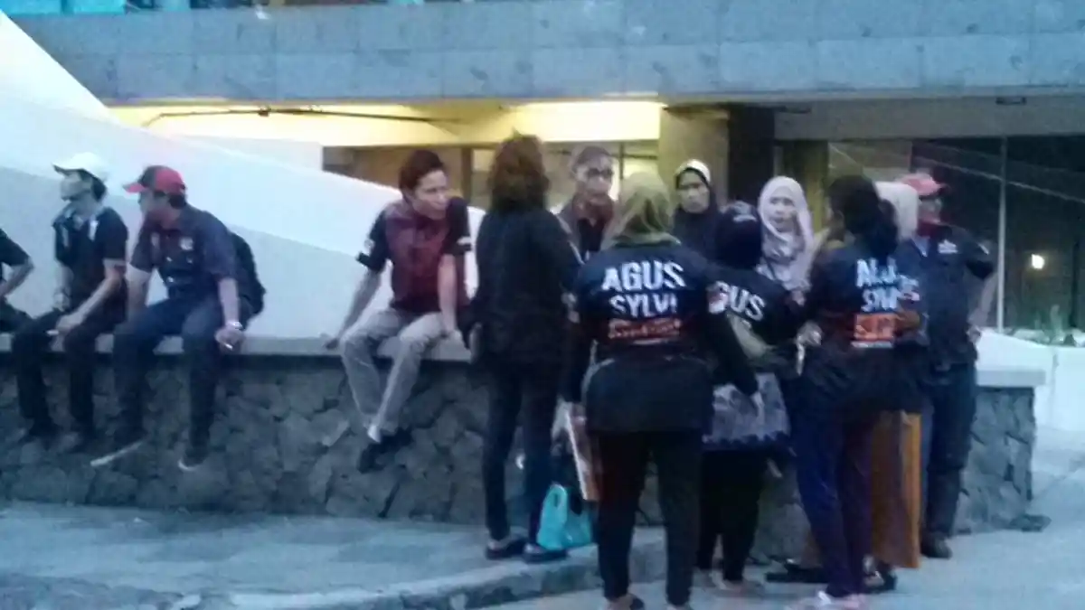Pendukung Agus-Sylvi Tampak Mulai Padati Lokasi Debat Cagub-Cawagub DKI Jakarta