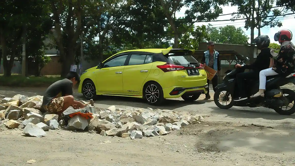 Jalan Ryacudu Tak Juga Diperbaiki, Warga Jalur Dua Korpri Bandar Lampung Berinisiatif Timbun Sendiri