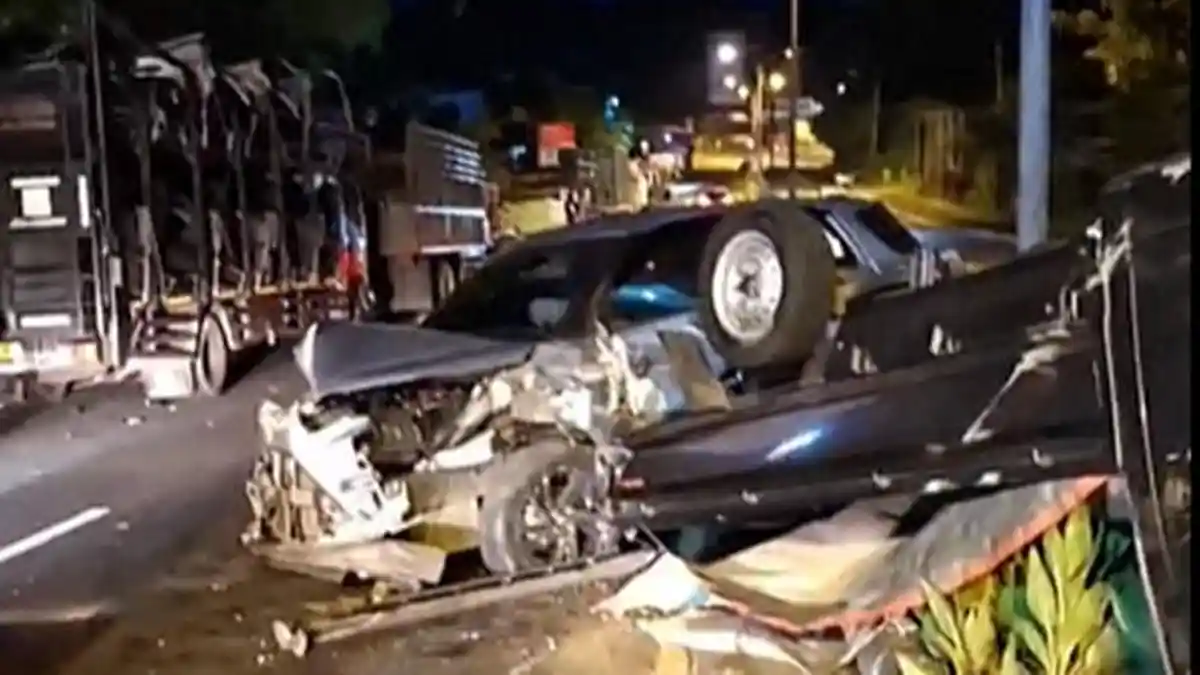 Breaking News: Kecelakaan Lalu Lintas Dua Mobil di Kairagi Manado - Tribunmanado.co.id