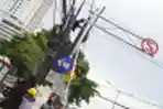 Pegawai Merapikan Instalasi Jaringan Kabel Utilitas