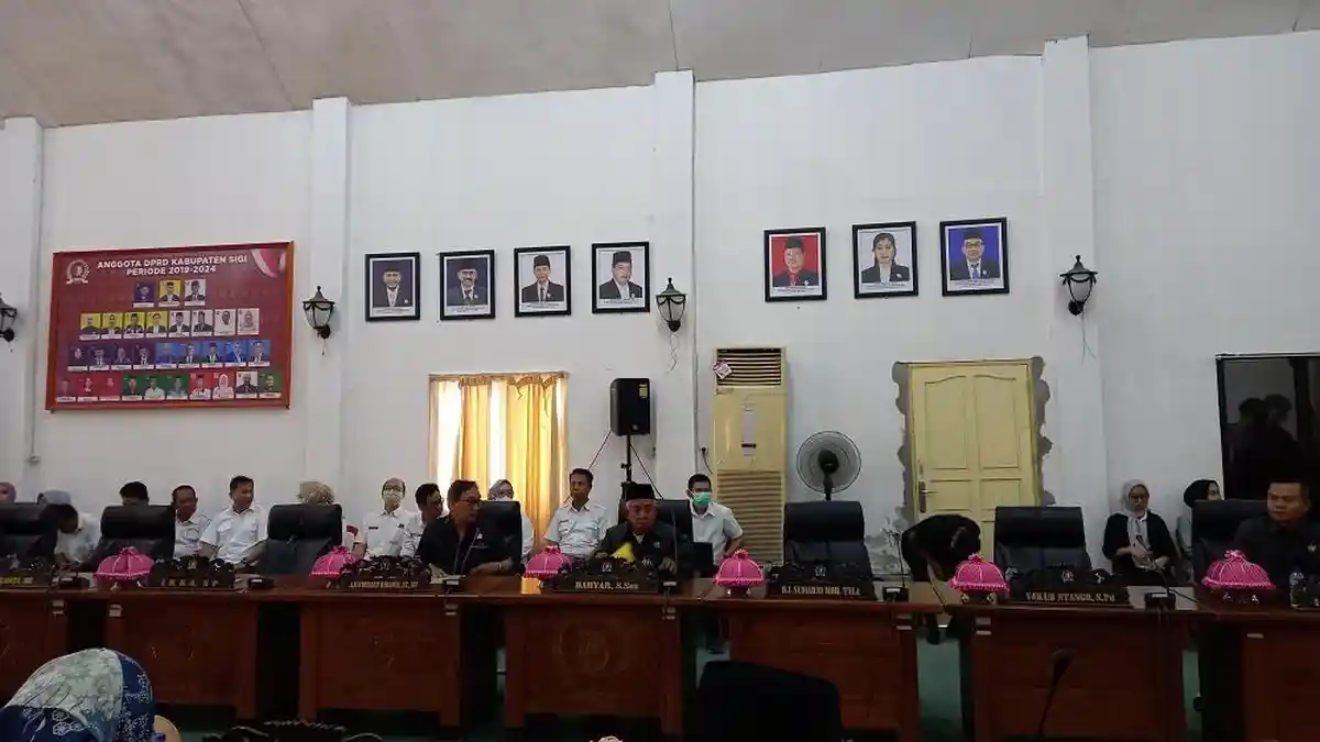 Foto Ketua DPRD Sigi Periode Pertama hingga Saat Ini Terpasang di Ruang Sidang
