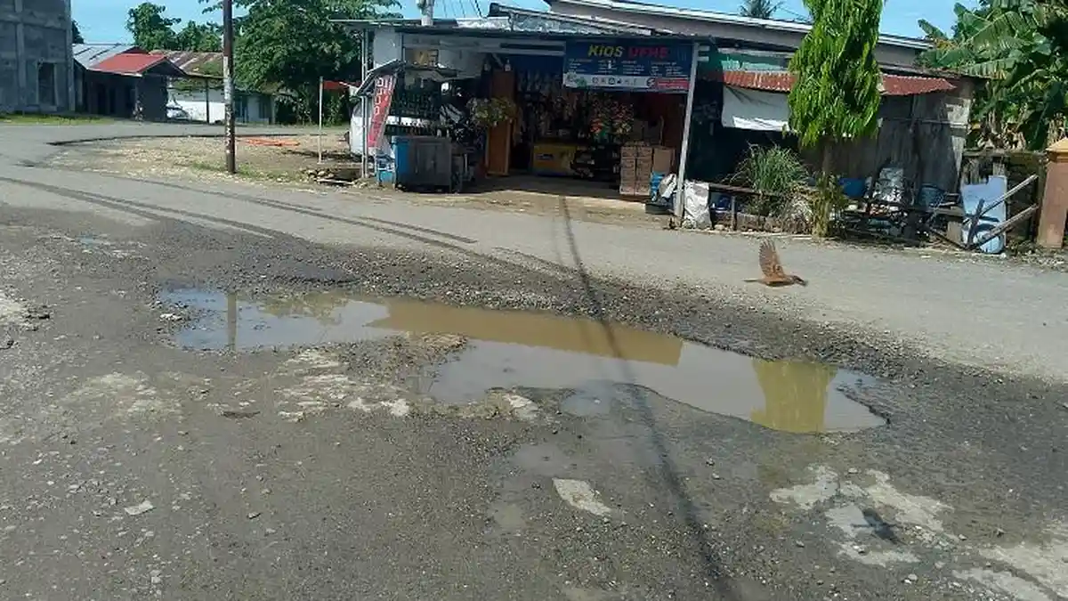 Lubang di Pertigaan Jalan Sultan Hasanuddin dan Imam Bonjol Pasangkayu Makin Lebar, Bahaya!