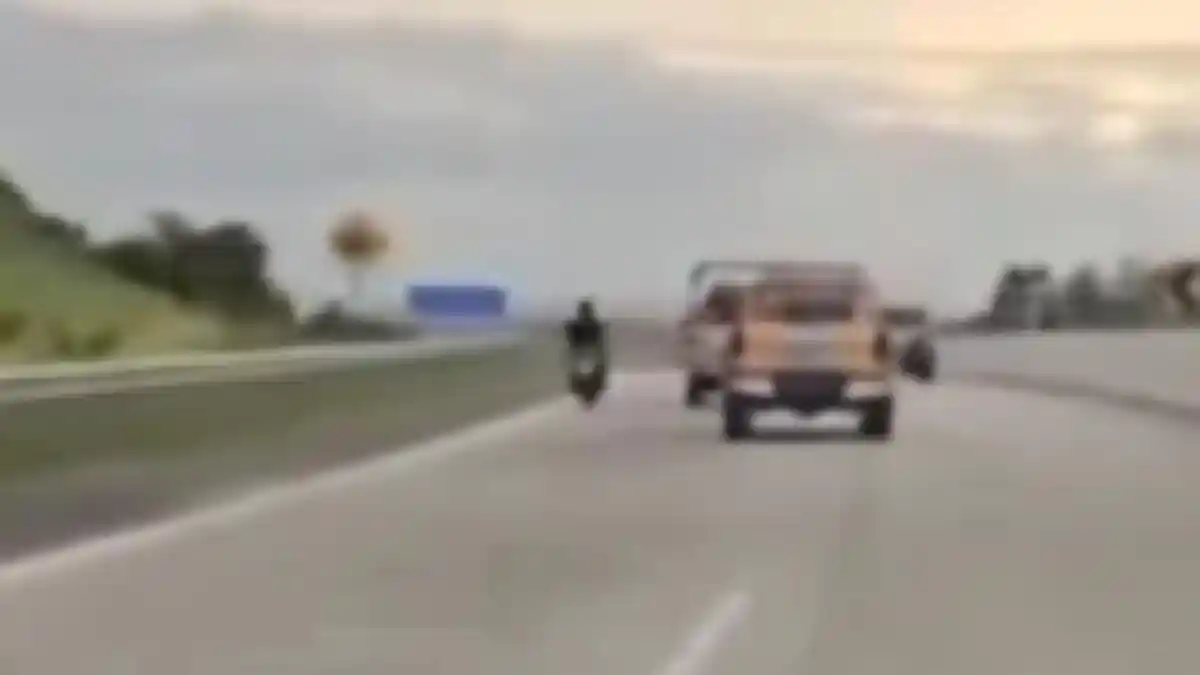 Ada-ada Saja, Pemotor Matic Masuk Tol Cisumdawu, Dikejar Petugas Malah Ngebut