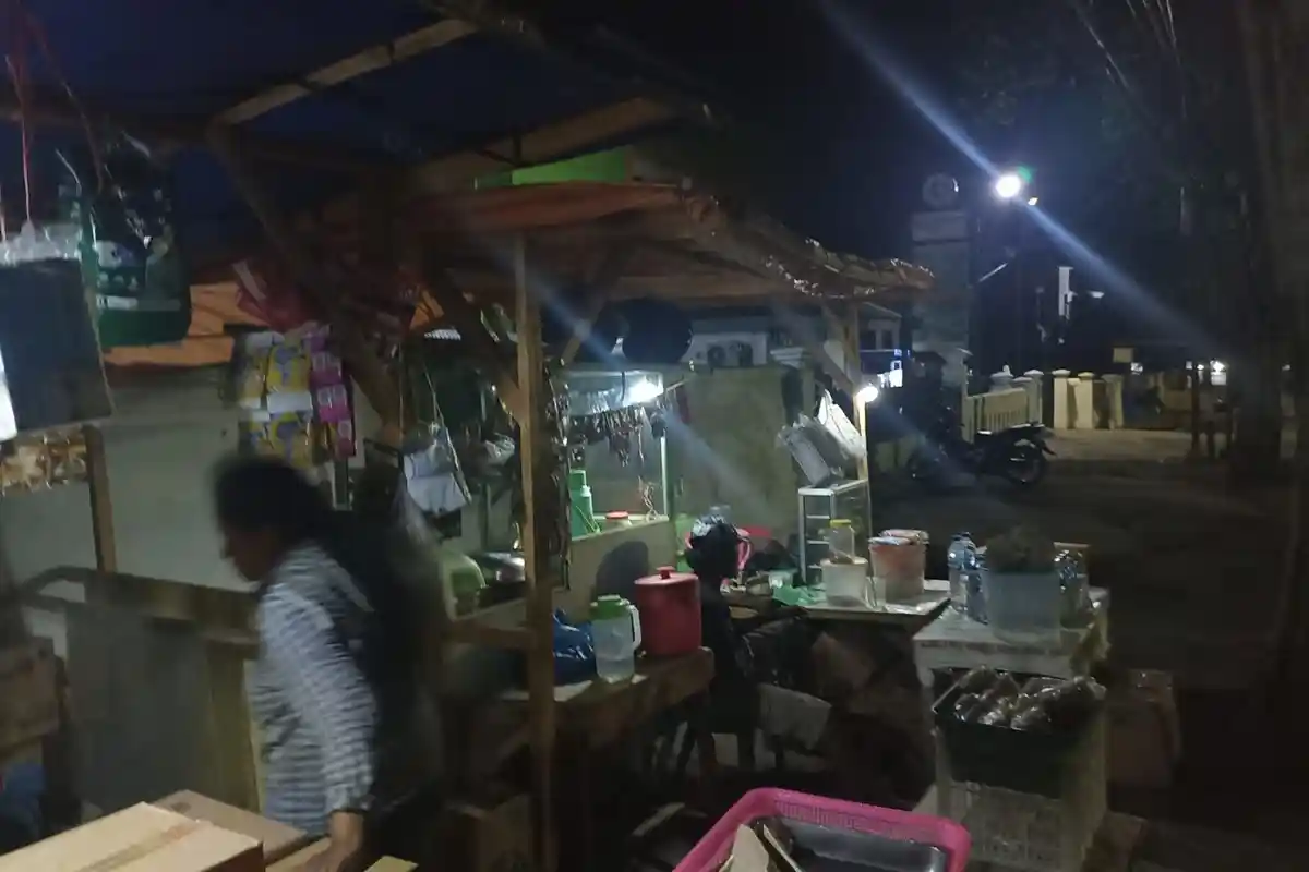 Fredo dan Gonsi, Pedagang Kaki Lima Pasrah Menanti 'Digusur' dari Jalan Wairklau Maumere