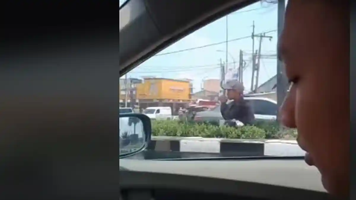 Viral Seorang Anak Pengamen Masih Cilik Berdoa di Pinggir Jalan Bikin Netizen Terharu