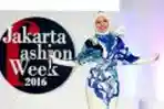 Dewi Sandra Semarakan Jakarta Fashion Week