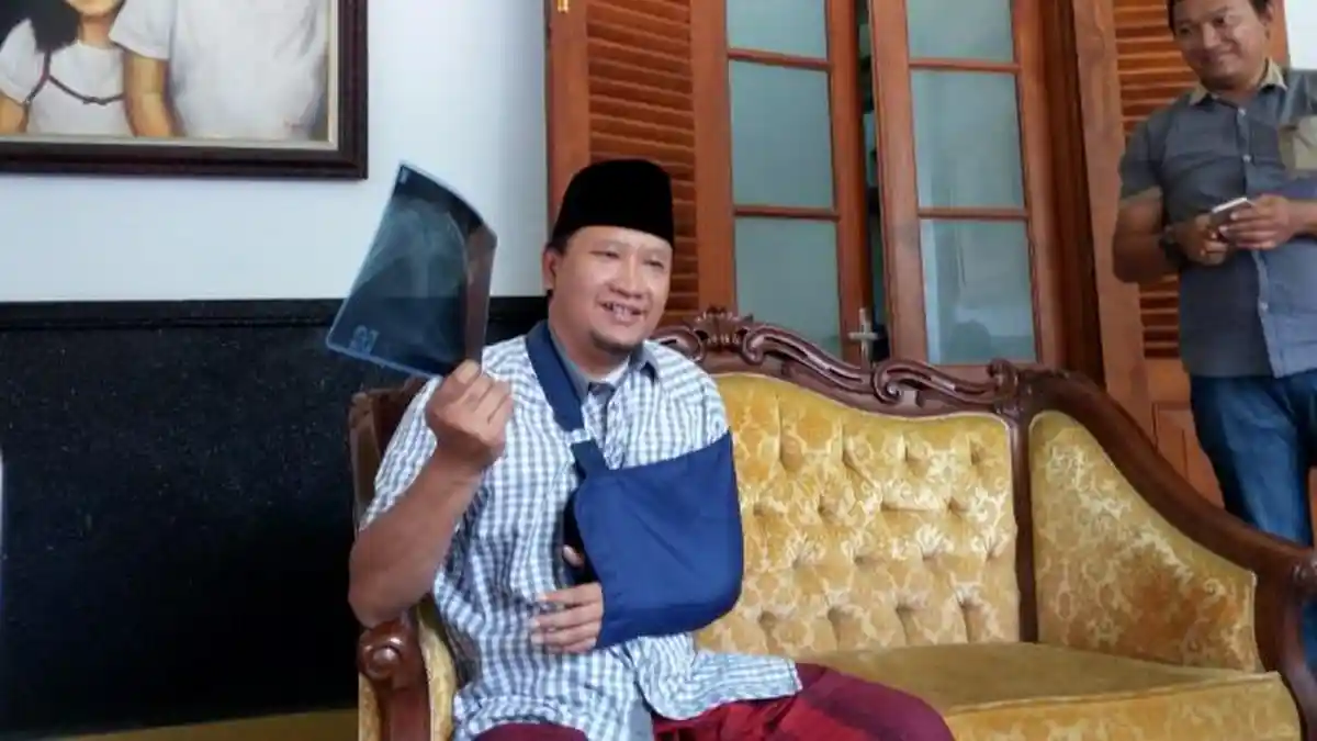 Bupati Tumbang Saat Apel, Diangkut Ambulans Dilarikan ke Rumah Sakit