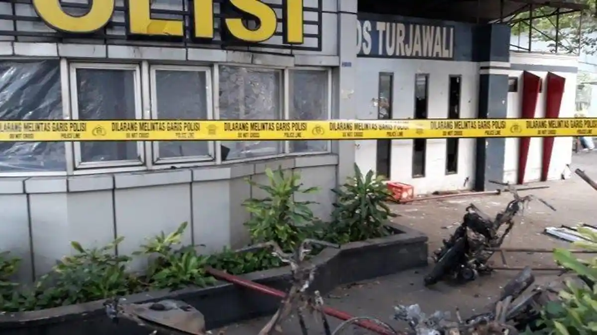Menilik Pos Polisi Lalu Lintas Tomang Setelah Dibakar Massa, Puluhan Kendaraan Jadi Bangkai