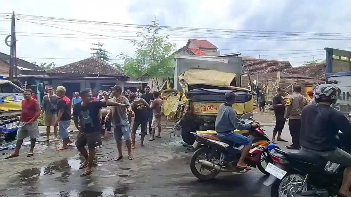 Brak! Adu Banteng  Truk Pasir vs Mobil Box di Tarokan Kediri, Begini Nasib Sopir