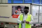 menteri-agama-yaqut-cholil-qoumas-menyambut-kedatangan-vaksin-covid-19.jpg
