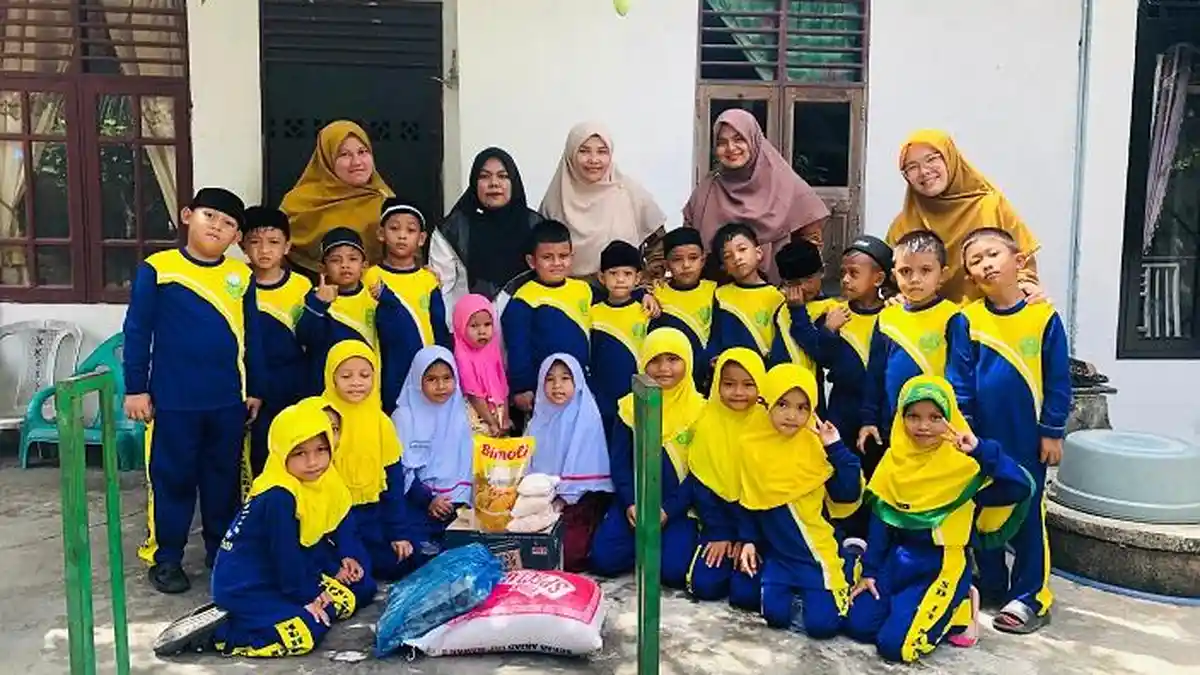 Murid SDIT Muhammadiyah Manggeng Abdya Santuni Anak Penderita Kanker