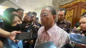Gubernur-Bali-Wayan-Koster-ketika-ditemui-usai-Rapat-Paripurna-DPRD-Bali-Senin-29-September-2025.jpg
