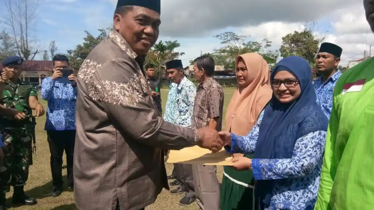 Bupati Aceh Singkil Serahkan SK Kenaikan Pangkat Pengabdian untuk Lima PNS