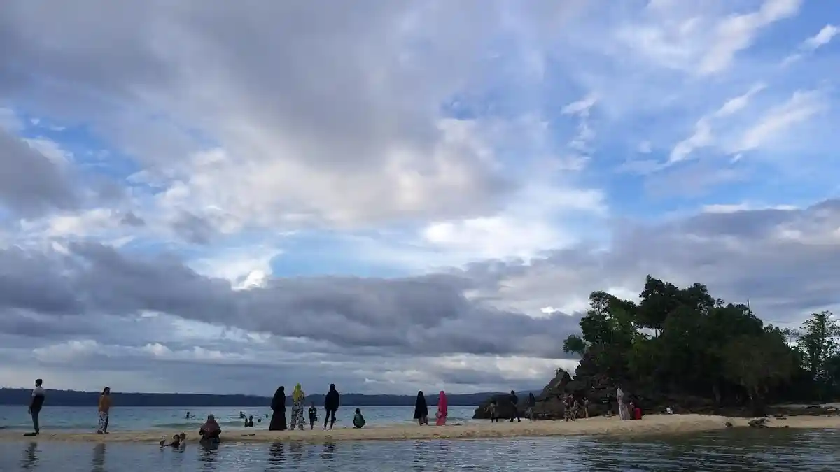 Libur Lebaran, Wisata Pantai Bambahano Donggala Dipadati Pengunjung - wisata-pantau-bambahano.jpg