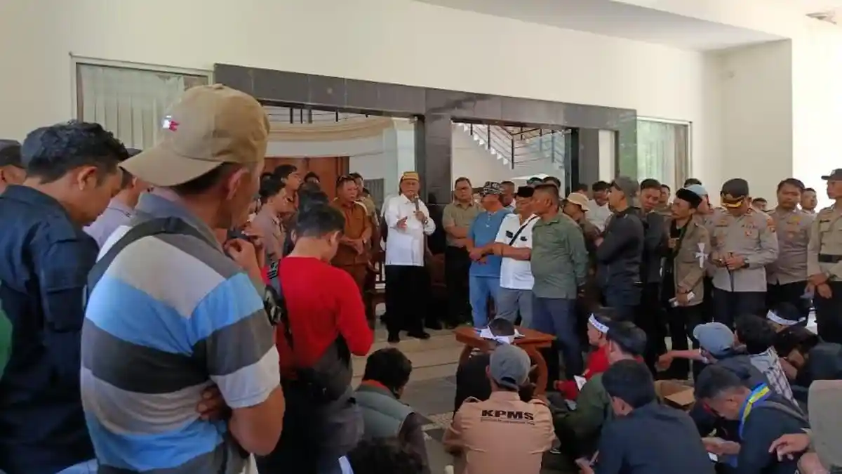 Ismet Mile, Bupati Bone Bolango Temui Massa Aksi Pinogu, Janji Perbaikan Infrastruktur Masuk RPJMD