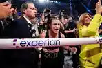 Katie-Taylor-mengirim-signal-mengantung-sarung-tinjunya.jpg