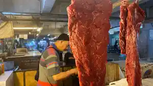 Daging-sapi-saat-dijajakan-di-Pasar-Kosambi-Kota-Bandung.jpg