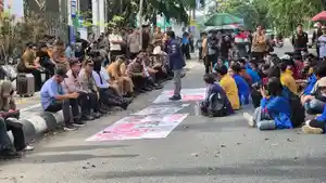 DEMO-Badan-Eksekutif-Mahasiswa-BEM-se-Kalimantan-Selatan-menggelar-aksi-unjuk-rasa.jpg